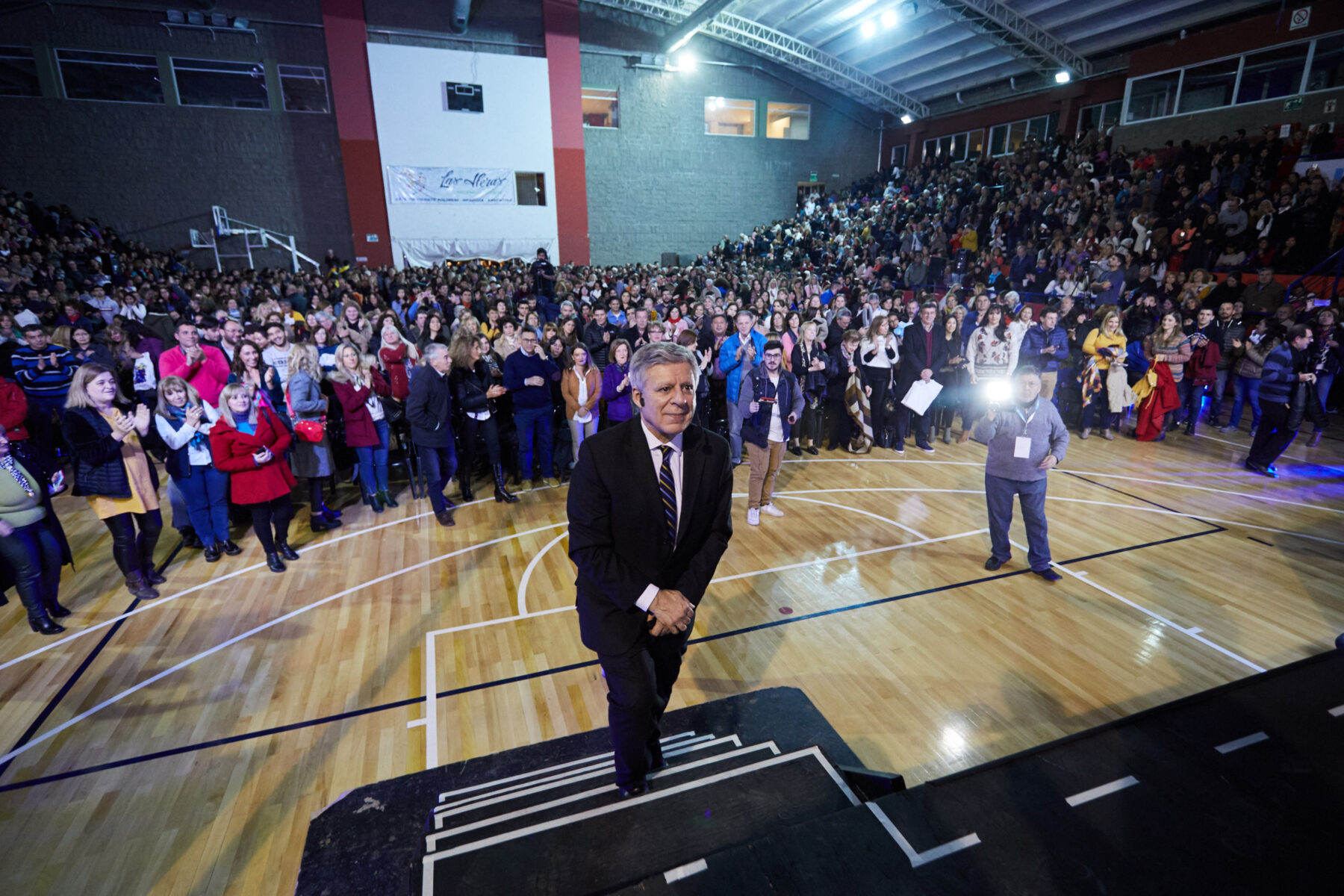El Dr. Daniel López Rosetti presentó su libro "Equilibrio", en el Ciclo de Escritores 2019 que organiza la municipalidad de Las Heras junto a Grupo Planeta y Grupo América.  Estadio Vicente Polimeni, Las Heras, viernes 31 de mayo de 2019. (Marcelo Aguilar)