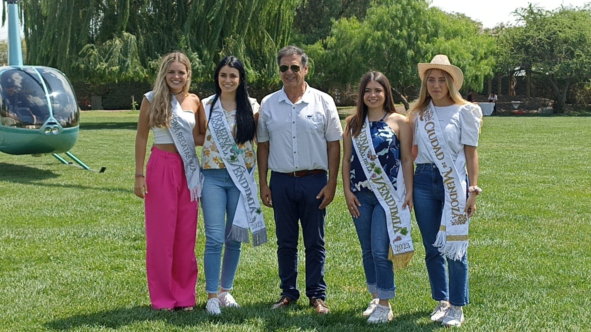 Jorge Aguirre junto a las soberanas vendimiales 2024 y Agostina Saua Reina 2025