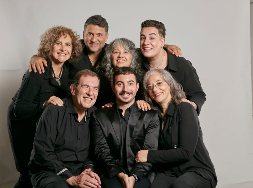 Celia junto a sus compañeros del elenco de Comunicactores